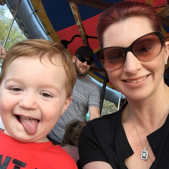 Meet your Posher, Lisa - Picture 3 of 3